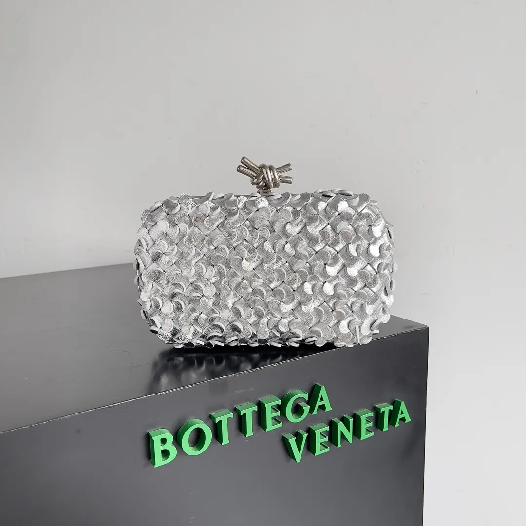 Batch 2060 Bottega Veneta 24 spring fashionable petal woven evening bag. No logo, no matter how shiny, this evening bag has gorgeous colors and eye-catching colors, and the forging of petal craftsmanship reveals the prosperity of spring. Original leather ➕ stainless steel hardware ➕ 24k real gold plating ➕ all handmade. Anyone who knows the history of our brand should have heard that the knot is a story of Bottega Veneta, and it is also one of the more important perfectly designed styles. Style number: 717622 Size: 20.5*6*12.5